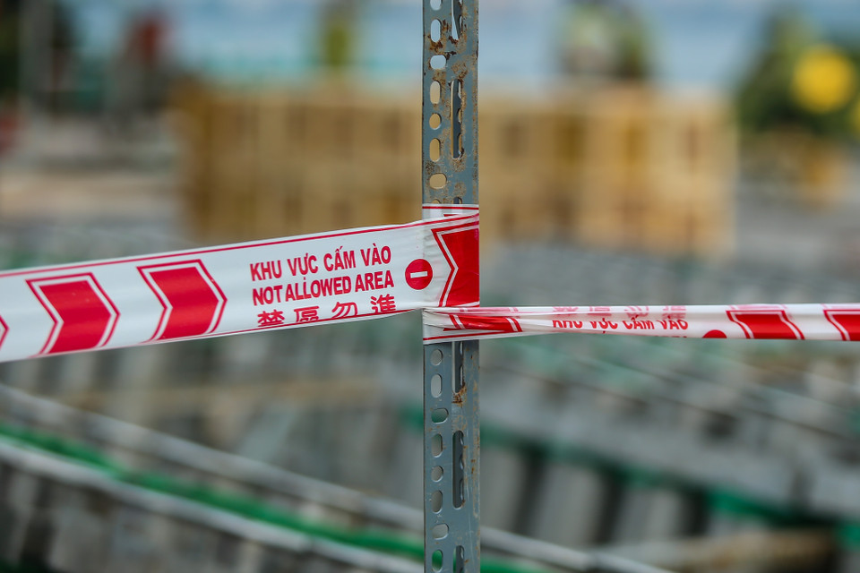 Trước khi tại nên những cảnh tượng tuyệt đẹp trên bầu trời Hà Nội vào đêm Giao thừa, các trận địa pháo hoa luôn được bảo vệ nghiêm ngặt. (Ảnh: Minh Sơn/Vietnam+)