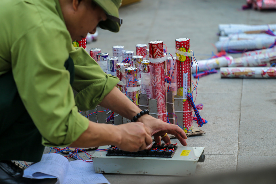 Chiều tối 3/2, các trận địa pháo hoa được triển khai xong và dần hoàn thiện khâu nạp đạn, kết nối. (Ảnh: Minh Sơn/Vietnam+)