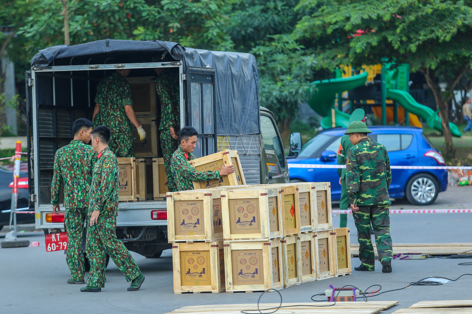 Trong chiều 3/2, các cán bộ chiến sỹ Bộ Tư lệnh Thủ đô vẫn đang gấp rút vận chuyển pháo hoa đến vị trí để sẵn sàng lắp đặt vào các bệ phóng. (Ảnh: Minh Sơn/Vietnam+)
