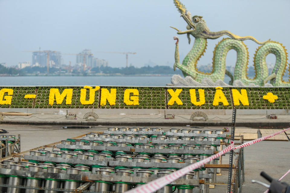 Trong đêm Giao thừa mừng Tết Nguyên đán Kỷ Hợi 2019, Hà Nội sẽ tổ chức bắn pháo hoa ở 30 quận, huyện, thị xã với 6 điểm tầm cao và 24 điểm tầm thấp. Thời gian bắn kéo dài 15 phút từ 0 giờ 00 đến 0 giờ 15 ngày 5/2 (tức Mùng 1 Tết Nguyên đán). (Ảnh: Minh Sơn/Vietnam+)