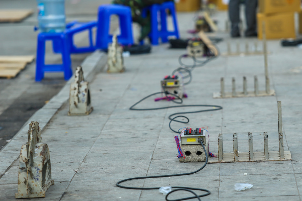 Việc lắp đặt các kíp nổ và bệ pháo được thực hiện liên tục suốt 3 ngày. (Ảnh: Minh Sơn/Vietnam+)