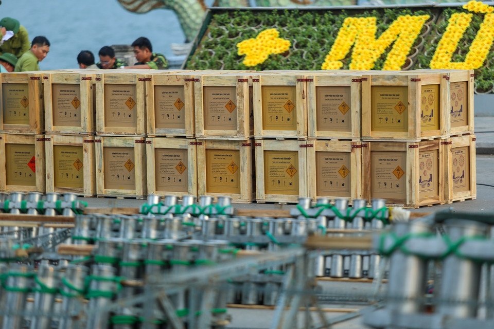 Năm nay Hà Nội sẽ có các điểm bắn pháo hoa tầm cao bao gồm: Hồ Gươm; vườn hoa Lạc Long Quân (quận Tây Hồ); công viên thành tích Khu liên hợp thể thao quốc gia Mỹ Đình (quận Nam Từ Liêm); đảo Tượng đài Bác Hồ và Bác Tôn tại Công viên Thống Nhất (quận Hai Bà Trưng); hồ Văn Quán (quận Hà Đông) và thành cổ Sơn Tây (Thị xã Sơn Tây). (Ảnh: Minh Sơn/Vietnam+)