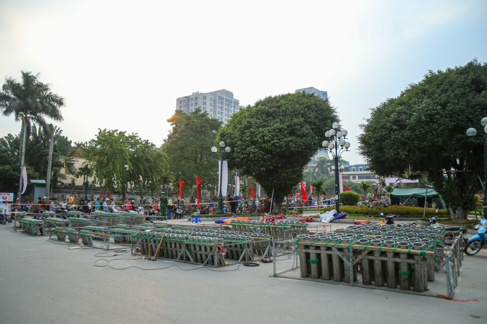 Chiều 3/2, trận địa pháo hoa tại khu vực ven hồ Tây (Hà Nội) hầu như đã hoàn tất các khâu chuẩn bị để phục vụ nhân dân thưởng ngoạn đêm Giao thừa. (Ảnh: Minh Sơn/Vietnam+)