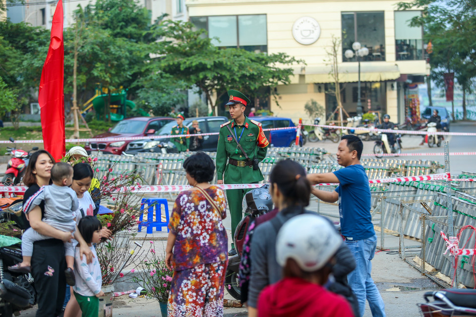 Địa điểm bắn đều đã được dựng hàng rào, che phông bạt và có lực lượng canh gác, bảo vệ nghiêm ngặt. (Ảnh: Minh Sơn/Vietnam+)