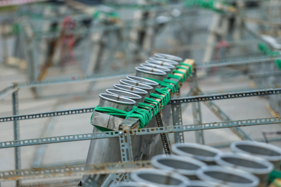 Các bệ phóng được cố định chặt bằng dây thừng, để pháo cố định và đi đúng hướng. (Ảnh: Minh Sơn/Vietnam+)