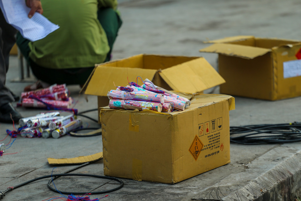 Các dàn pháo khác nhau chuẩn bị cho các loại hình, hiệu ứng pháo hoa đa dạng hình khối, màu sắc, tầm bắn. (Ảnh: Minh Sơn/Vietnam+)