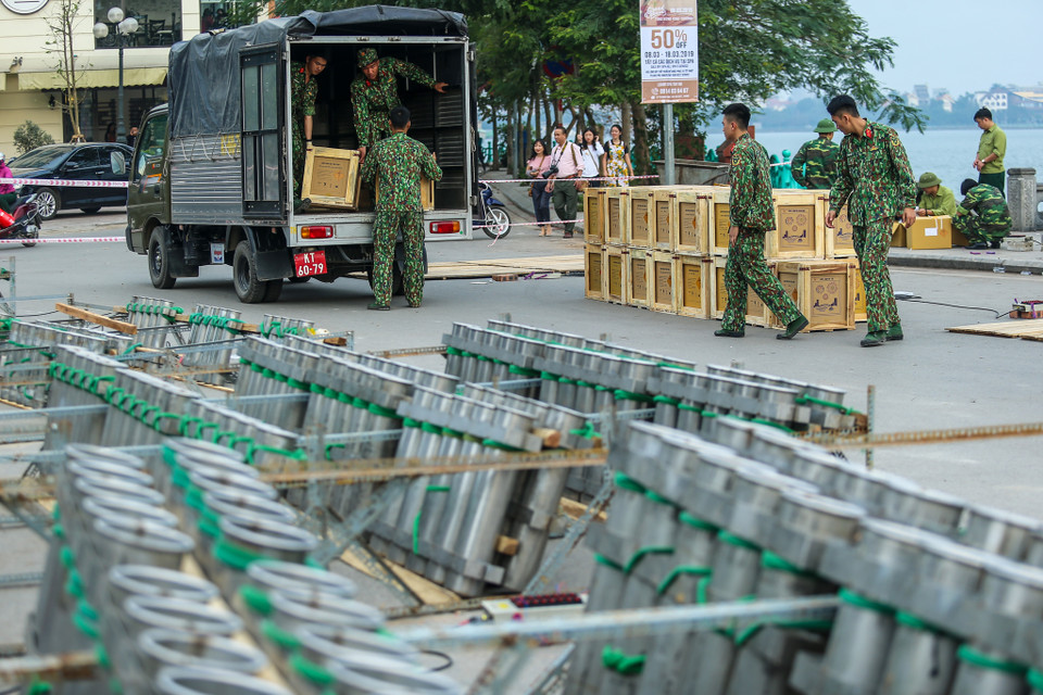 Trong sáng mai (4/2), đơn vị sẽ tiến hành đưa thuốc nổ vào bệ phóng và đấu nối các thiết bị phục vụ cho việc khai hỏa. (Ảnh: Minh Sơn/Vietnam+)