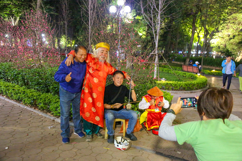 Xung quanh khu vực Bờ Hồ rất nhiều điểm tổ chức văn nghệ chào đón năm mới. (Ảnh: Minh Sơn/Vietnam+)