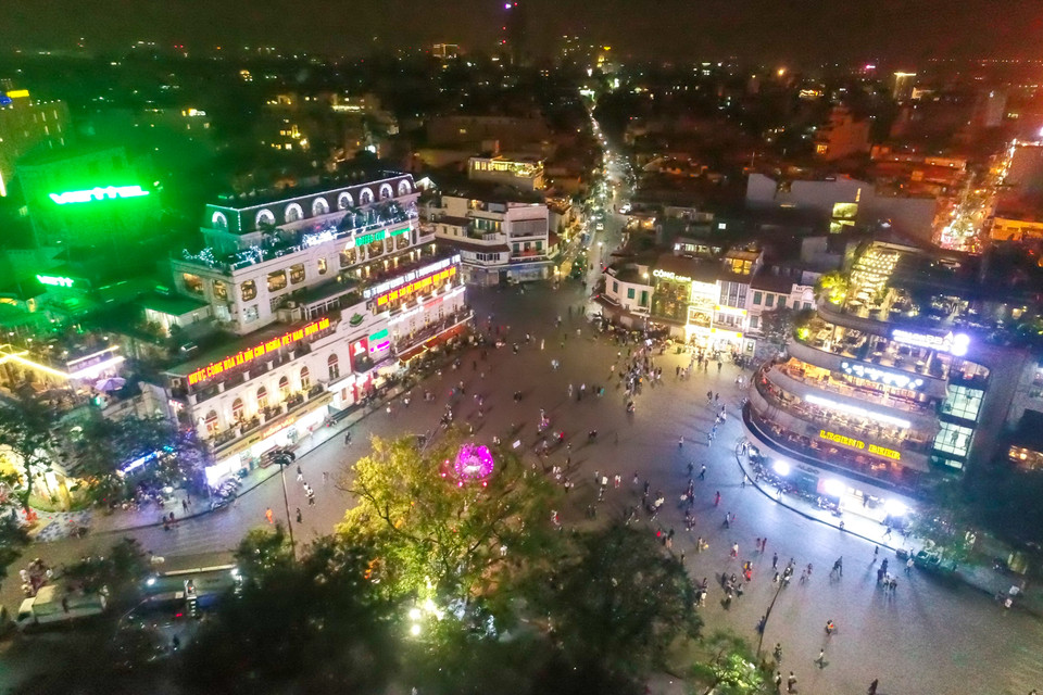 Thời tiết Hà Nội trong buổi tối mát mẻ, se lạnh rất thuận tiện để cho người dân đón mừng năm mới. (Ảnh: Minh Sơn/Vietnam+)