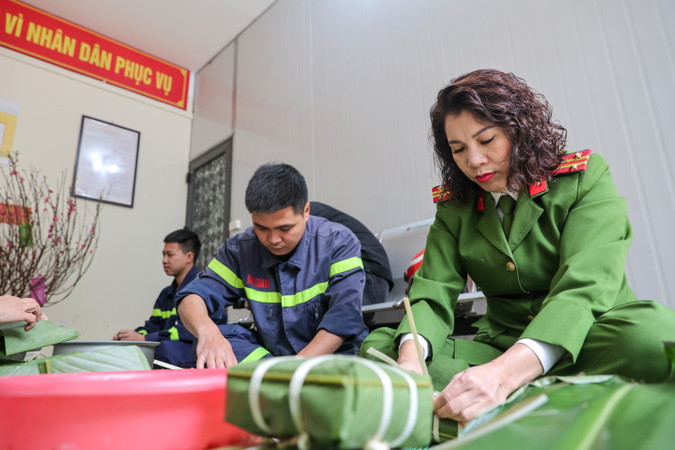Hàng chục cán bộ, chiến sỹ vừa 'trực chiến' vừa tự tay gói bánh chưng, đón Tết Nguyên đán Quý Mão 2023. (Ảnh: Minh Sơn/Vietnam+)