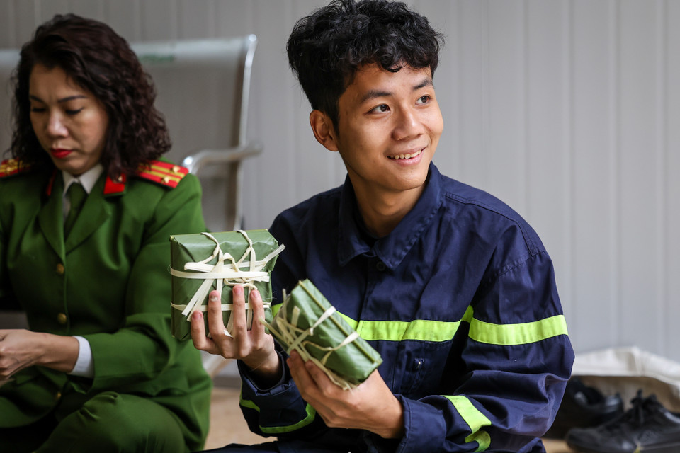 Chiến sỹ trẻ Nguyễn Duy Phúc sinh năm 2003 (huyện Hoài Đức, Hà Nội) mới đi nghĩa vụ được gần 1 năm khoe những chiếc bánh chưng mới gói xong. Phúc hào hứng chia sẻ, mình rất vui khi Tết này được gói bánh chưng cùng các đồng đội, cảm giác như đang ở nhà cùng người thân. (Ảnh: Minh Sơn/Vietnam+)