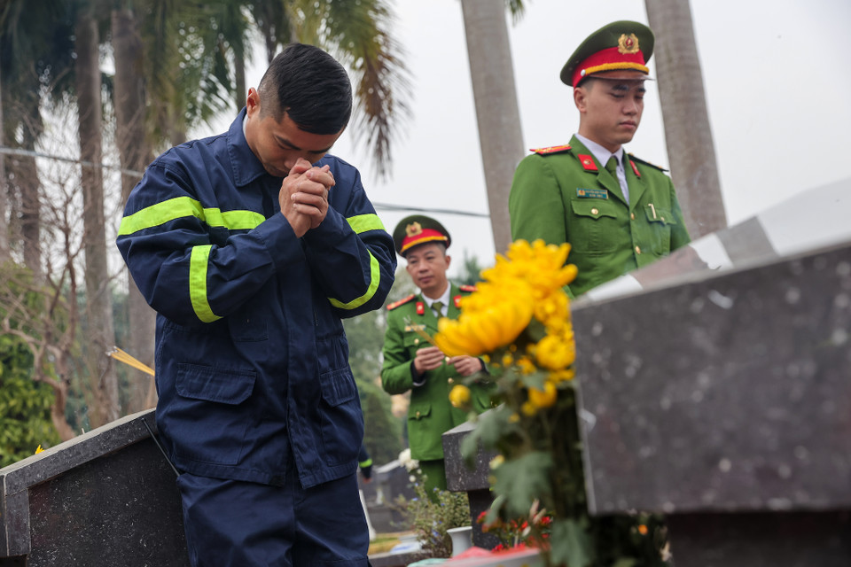 Đây là một nghĩa cử cao đẹp thể hiện sự tưởng nhớ và thương tiếc của các chiến sỹ trước sự ra đi của những người đồng đội. (Ảnh: Minh Sơn/Vietnam+)