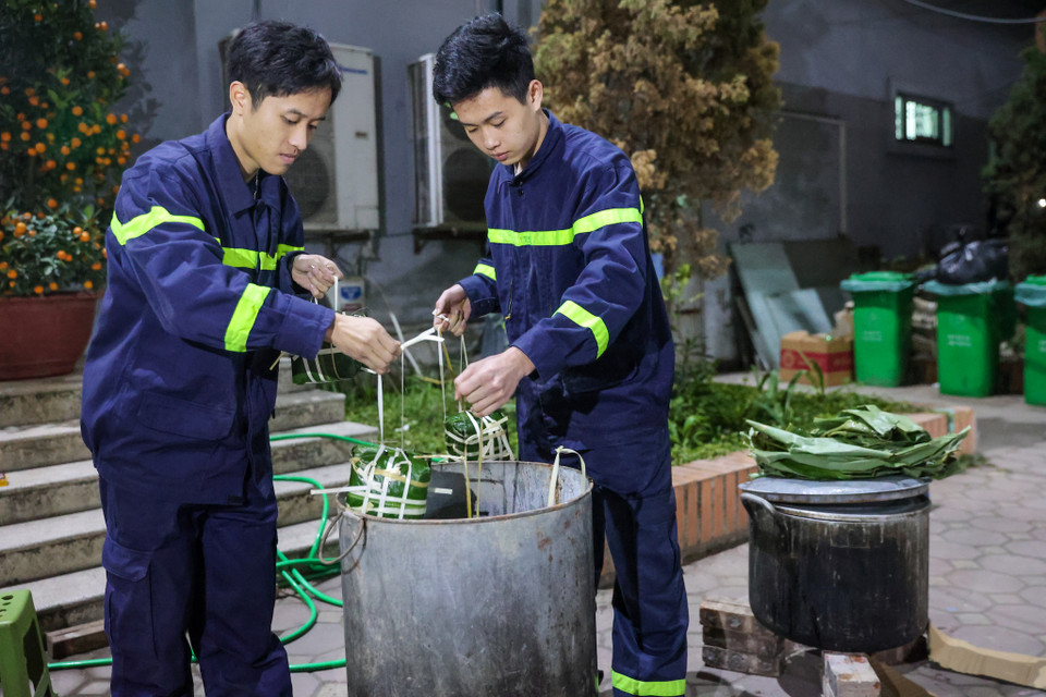 Đơn vị hiện có 48 cán bộ chiến sỹ, trong đó có 7 chiến sỹ nghĩa vụ. Song song với việc gói bánh chưng, mỗi đêm các chiến sỹ vẫn phải ứng trực và đi kiểm tra an toàn phòng cháy chữa cháy tại các cơ sở trong khu vực. (Ảnh: Minh Sơn/Vietnam+)