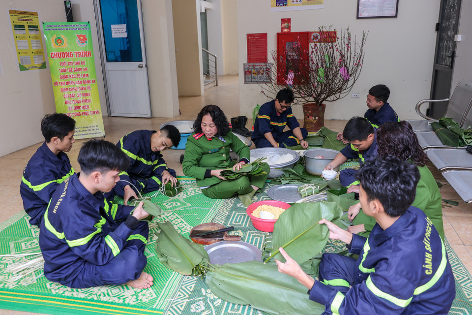 Cũng trong dịp này, sáng 19/1 (tức ngày 28 tháng Chạp), các chiến sỹ lại quây quần bên nhau trổ tài gói bánh chưng. (Ảnh: Minh Sơn/Vietnam+)