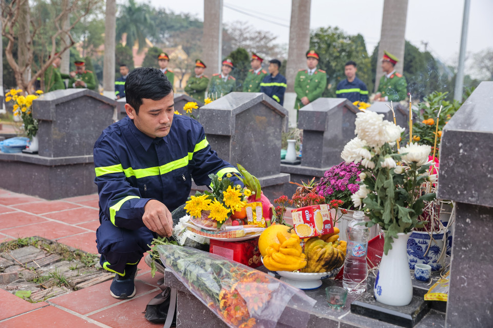 Những đóa hoa đẹp, nén nhang thơm được đặt ngay ngắn trước phần mộ của các chiến sỹ. (Ảnh: Minh Sơn/Vietnam+)