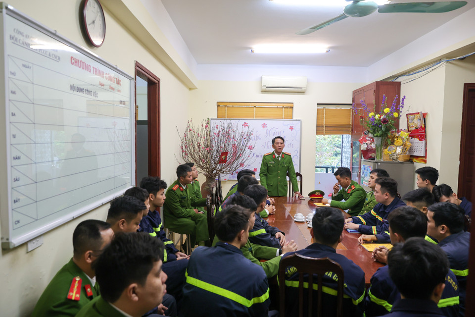 Cận Tết Nguyên đán 2023 là cao điểm kiểm tra an toàn phòng cháy chữa cháy trên địa bàn. Ngay từ sáng sớm, các chiến sỹ thuộc Đội Cảnh sát Phòng cháy chữa cháy và Cứu nạn cứu hộ quận Bắc Từ Liêm, Hà Nội đã họp phân công nhiệm vụ. (Ảnh: Minh Sơn/Vietnam+)