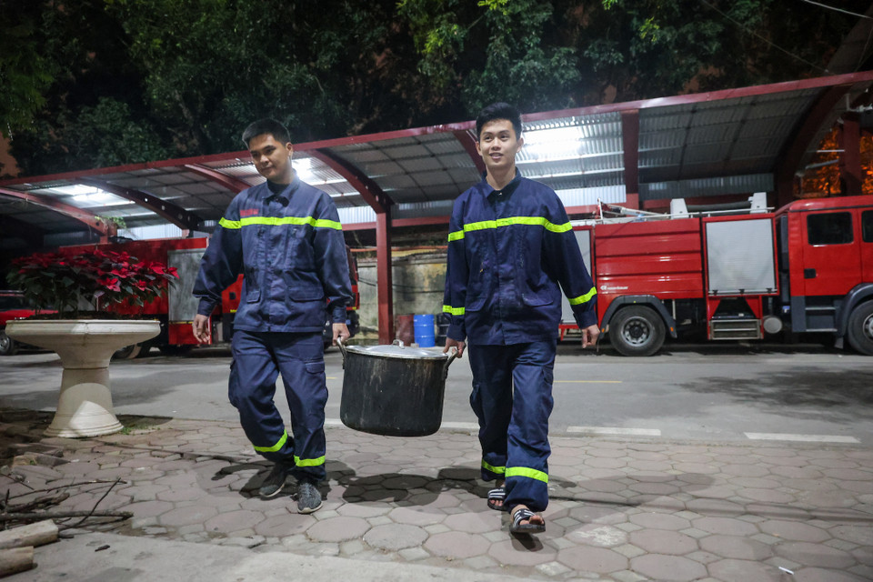 Theo chỉ huy đội, năm nay đơn vị sẽ gói gần 100 chiếc bánh để phục vụ cho các chiến sỹ đón Tết. Toàn bộ cán bộ, chiến sĩ sẽ ứng trực 100% quân số trong suốt thời gian Tết để đảm bảo an toàn cho người dân. (Ảnh: Minh Sơn/Vietnam+)