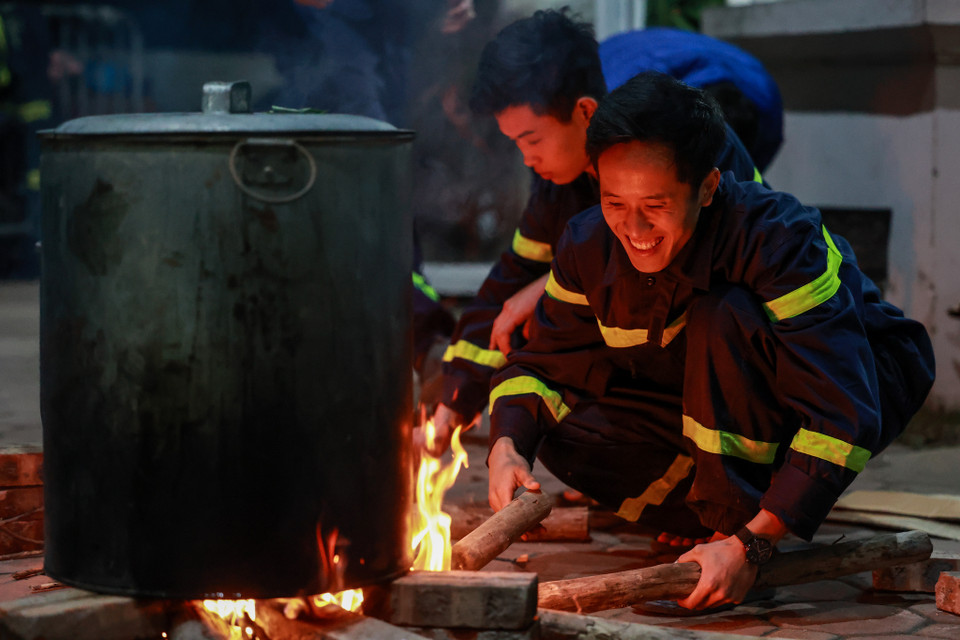 Với một số chiến sỹ trẻ đây là cái Tết xa nhà đầu tiên. Thậm chí có những chiến sỹ còn chưa từng được gói bánh chưng nên đây là trải nghiệm đầy thú vị. (Ảnh: Minh Sơn/Vietnam+)