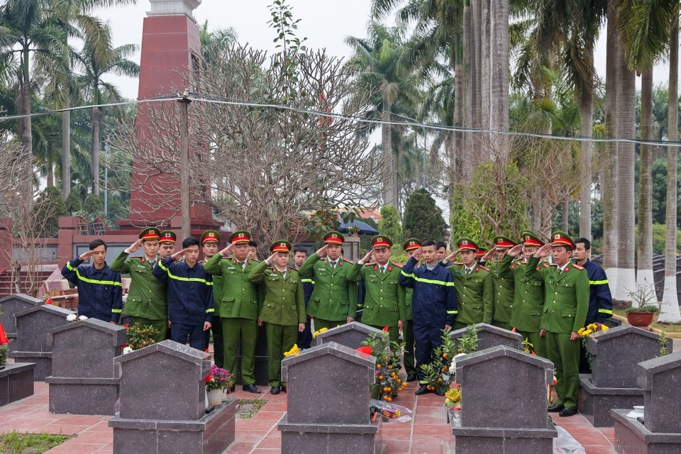Năm nay ngoài nhiệm vụ được giao, các chiến sỹ đã tổ chức hoạt động thăm viếng, thắp hương phần mộ 3 người đồng đội thuộc Đội Cảnh sát Phòng cháy chữa cháy và Cứu nạn cứu hộ quận Cầu Giấy đã hy sinh. (Ảnh: Minh Sơn/Vietnam+)