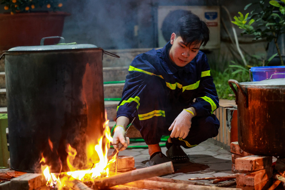 Bên cạnh việc sẵn sàng trước mọi tình huống, họ lại cùng nhau quây quần bên nồi bánh chưng ấm tình đồng chí đồng đội để cùng nhau đón một cái Tết an lành. (Ảnh: Minh Sơn/Vietnam+)