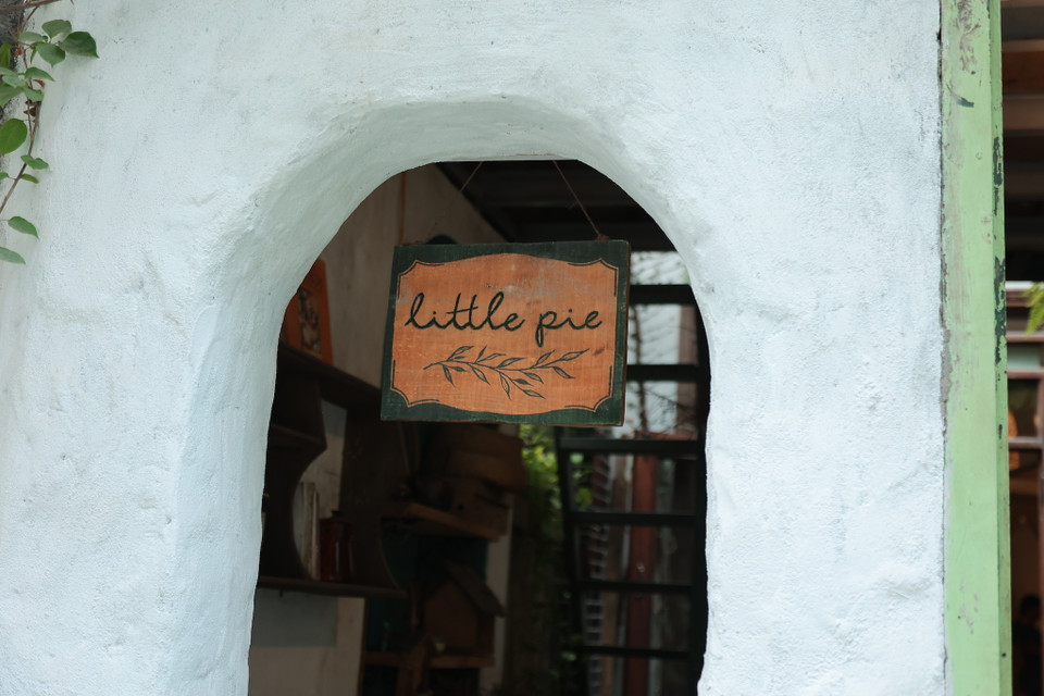 Little pie nằm trên con ngõ nhỏ phố Bồ Đề (Long Biên, Hà Nội). Đây là một quán càphê như mang cả Đà Lạt về với Hà Nội, vừa yên tĩnh lại vừa lãng mạn. (Ảnh: Quỳnh Anh/Vietnam+)