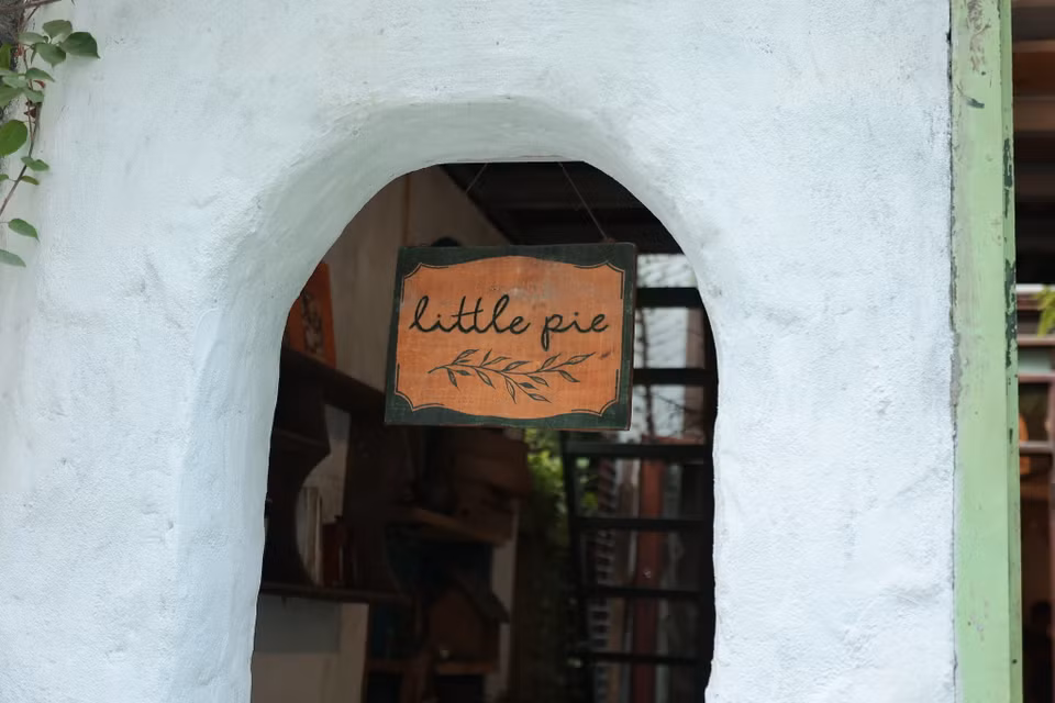 Little pie nằm trên con ngõ nhỏ phố Bồ Đề (Long Biên, Hà Nội). Đây là một quán càphê như mang cả Đà Lạt về với Hà Nội, vừa yên tĩnh lại vừa lãng mạn. (Ảnh: Quỳnh Anh/Vietnam+)