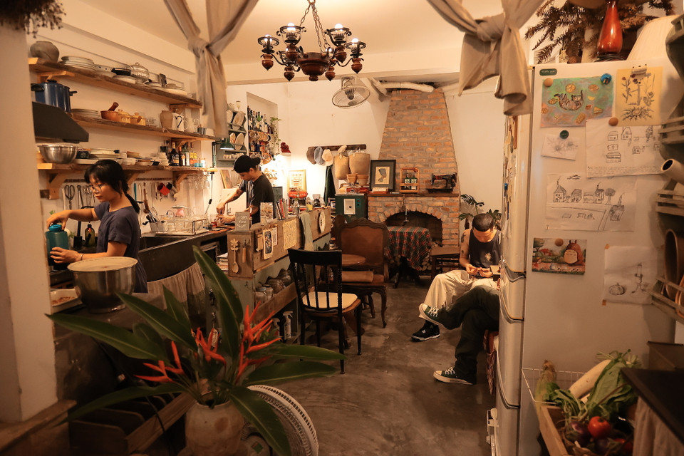 Little pie có tông màu chủ đạo vàng và xanh để mọi người tới đây có cảm giác ấm cúng. Mặc dù trang trí khá nhiều đồ nhưng Little pie lại khéo léo sắp xếp để không bị rối mắt, ngược lại mọi vật dụng đều có một ý nghĩa và câu chuyện riêng. (Ảnh: Quỳnh Anh/Vietnam+)