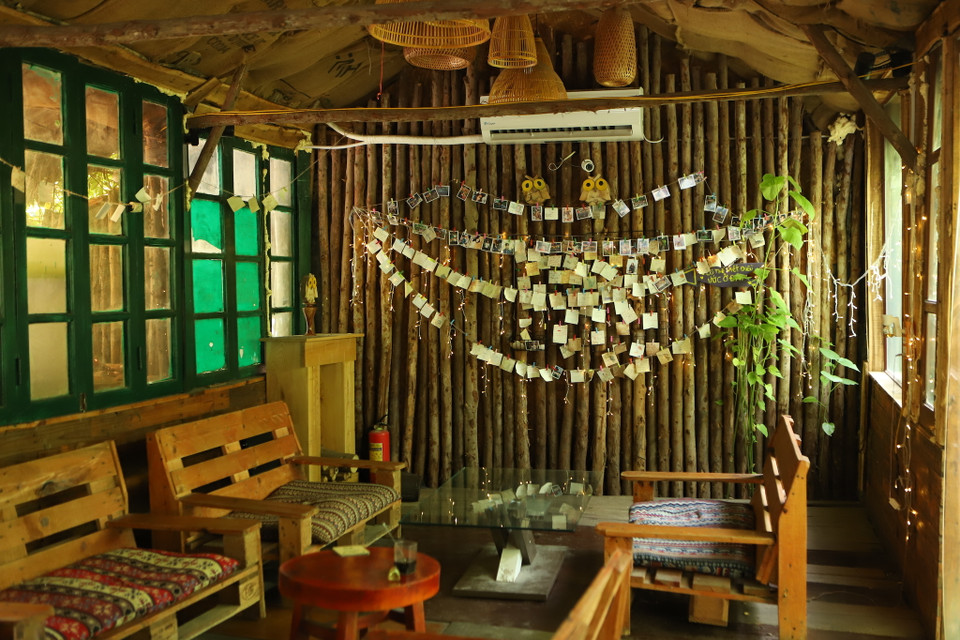 Với 2 không gian mang hướng vintage nhẹ nhàng, xinh xắn, Treeland coffee còn có những góc để làm việc rất yên tĩnh. (Ảnh: Quỳnh Anh/Vietnam+)