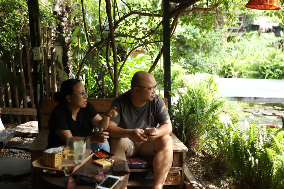 Khách đến đây sẽ được thả mình vào thiên nhiên xanh, ngắm cá vô cùng yên tĩnh và thư giãn với tiếng nước chảy. (Ảnh: Quỳnh Anh/Vietnam+)