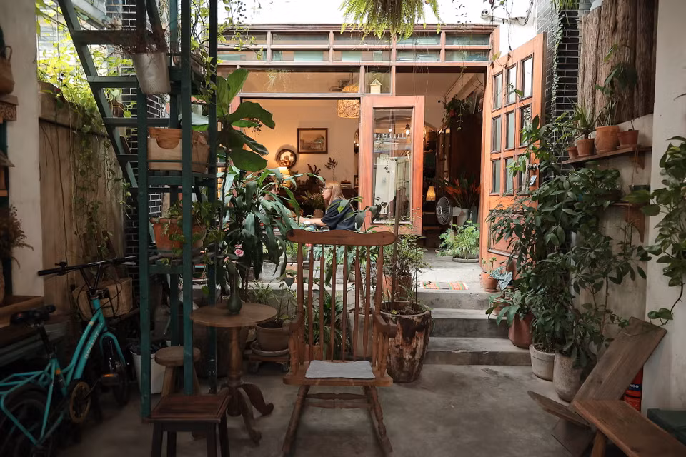 Với không gian rộng rãi, thoáng mát, được mở cửa từ 8-23 giờ mỗi ngày, Little pie hứa hẹn mang đến cho bạn một trải nghiệm thưởng cà phê thú vị và tuyệt vời. Đây có lẽ là điểm đến lý tưởng cho những ai yêu thích sự tĩnh lặng và lãng mạn. (Ảnh: Quỳnh Anh/Vietnam+)