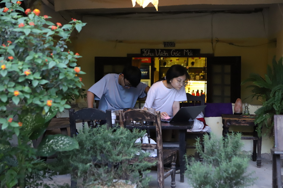 Tách biệt khỏi thành phố ồn ào, tấp nập, Khu vườn gác mái là quán càphê vintage đầy hoài niệm, cổ xưa ở một khu tập thể cũ trong con ngõ Vũ Thạnh yên tĩnh. Ấn tượng của quán là không gian yên tĩnh, ấm cúng bình yên tới lạ. Nếu tìm cho mình một không gian yên tĩnh, nhẹ nhàng thì Khu vườn gác mái chính là điểm đến lý tưởng. (Ảnh: Quỳnh Anh/Vietnam+)