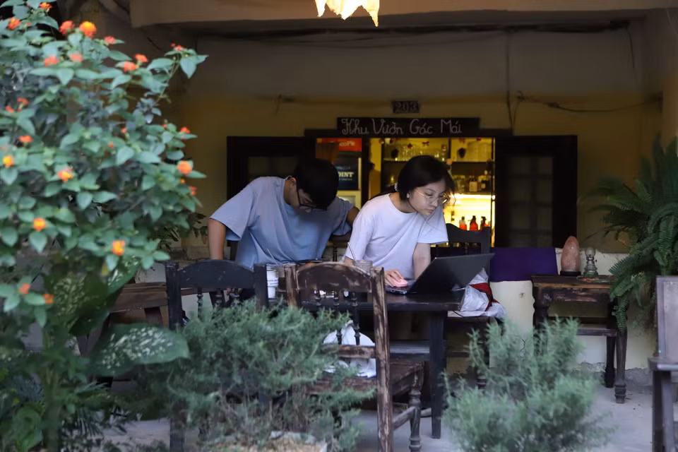 Tách biệt khỏi thành phố ồn ào, tấp nập, Khu vườn gác mái là quán càphê vintage đầy hoài niệm, cổ xưa ở một khu tập thể cũ trong con ngõ Vũ Thạnh yên tĩnh. Ấn tượng của quán là không gian yên tĩnh, ấm cúng bình yên tới lạ. Nếu tìm cho mình một không gian yên tĩnh, nhẹ nhàng thì Khu vườn gác mái chính là điểm đến lý tưởng. (Ảnh: Quỳnh Anh/Vietnam+)