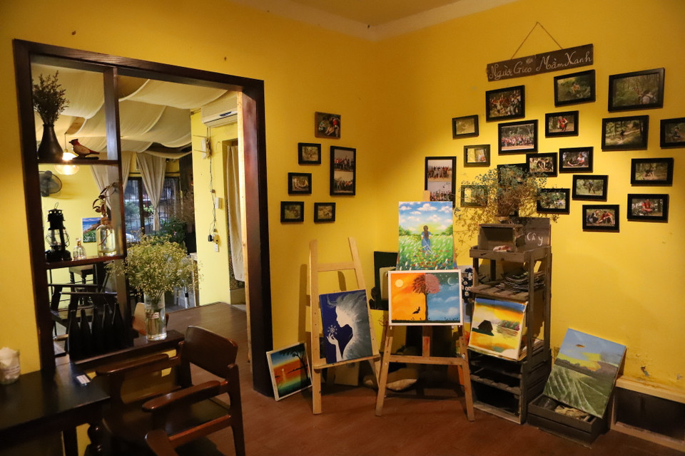 Khu vườn gác mái sở hữu không gian khá rộng thoáng đãng với lối thiết kế ấm cúng, hài hòa giữa thiên nhiên, cây cỏ và những giá sách cũ. Bước chân vào đây, bạn như được lạc vào một thế giới nhẹ nhàng, an yên giữa có tiếng nhạc trầm lắng. Những ngày cuối tuần bạn còn có thể tới đây để tham gia workshop vẽ tranh. (Ảnh: Quỳnh Anh/Vietnam+)