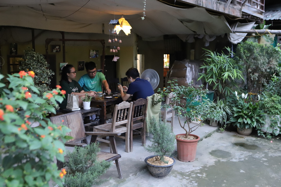 Nếu bạn cảm thấy ngột ngạt với cuộc sống Thủ đô thì Khu vườn gác mái với không gian xanh mát có lẽ sẽ là địa điểm lý tưởng để tận hưởng. (Ảnh: Quỳnh Anh/Vietnam+)