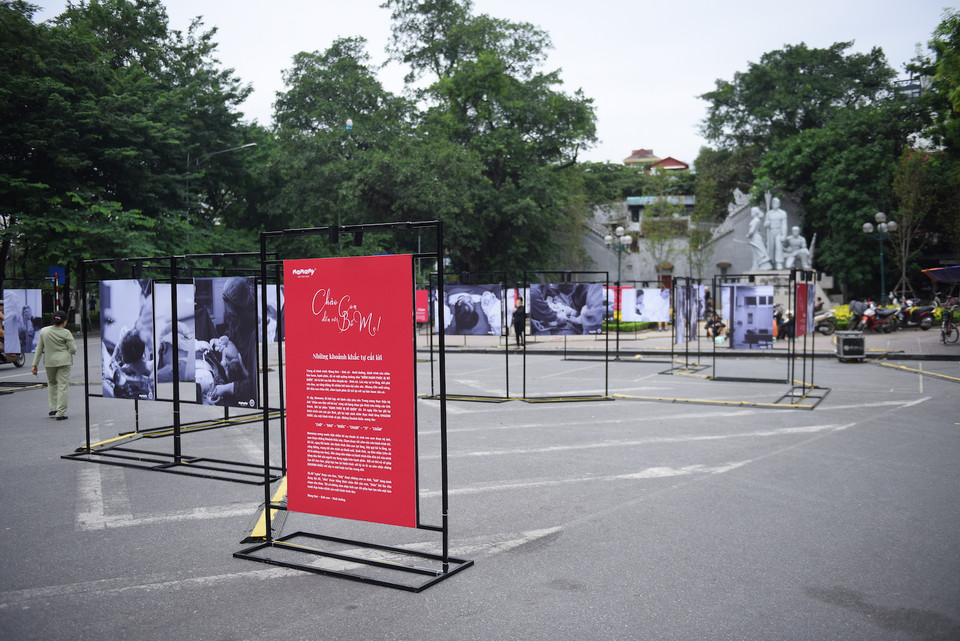 Triển lãm ảnh 'Chào con đến với bố mẹ' sẽ diễn ra từ ngày 27/10 đến 28/10/2018 tại Khu vực Tượng đài, Phố đi bộ Hồ Gươm, Hà Nội. (Ảnh: PV/Vietnam+)