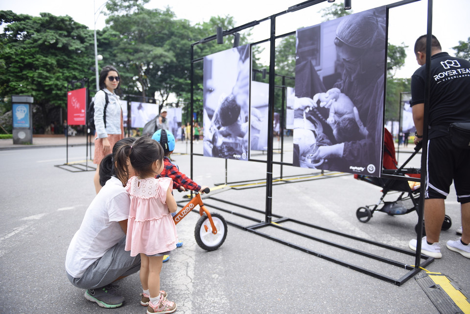 Những bức ảnh trong từng khoảnh khắc đã lột tả chân thực toàn bộ quá trình sinh nở của mẹ, cũng như sự hồi hộp, mong ngóng của người cha, được ghi lại một cách công phu với sự tham gia của hàng chục gia đình trên khắp đất nước trong suốt 54 ngày. (Ảnh: PV/Vietnam+)