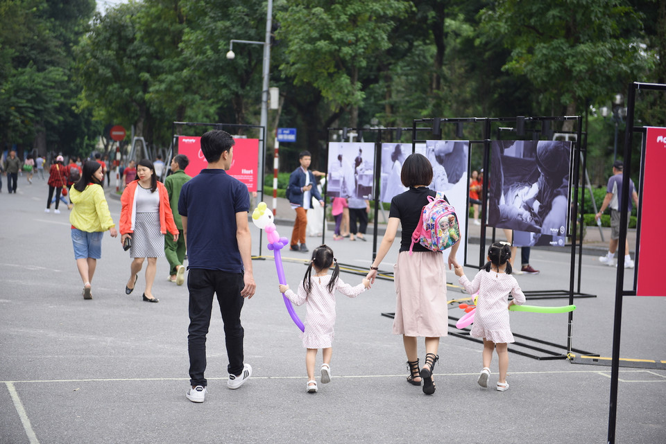 Thông qua Triển lãm, ban tổ chức mong muốn các bố mẹ đã sinh con có thể nhìn lại để thấy mình trong đó, nhắc lại những ký ức đẹp, những bố mẹ chuẩn bị sinh con có thể ngắm bộ ảnh để tượng tưởng ra hành trình trước mắt, chạm được tới cảm xúc của hành trình. Và rồi, khi họ bước vào hành trình thiêng liêng đó, hãy gạt bỏ lo lắng, căng thẳng, mang tới cho mình sự thoải mái để cảm nhận nó một cách trọn vẹn, làm tròn niềm hạnh phúc của một hành trình lớn, hành trình của sự Mang thai - Sinh nở - Nuôi dưỡng. (Ảnh: PV/Vietnam+)