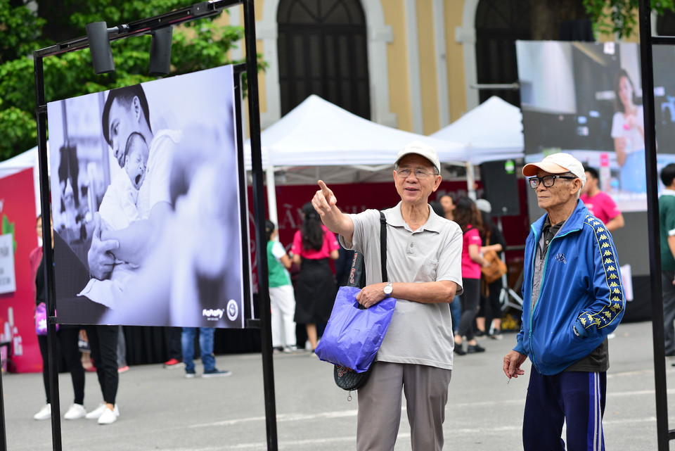 Bộ ảnh chia sẻ trọn vẹn tất cả những cung bậc cảm xúc của cả hành trình sinh nở vĩ đại mà những người bố, người mẹ trải qua, giúp người xem như được sống trong hành trình này. (Ảnh: PV/Vietnam+)