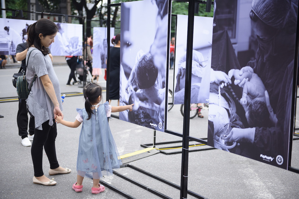 Triển lãm được trưng bày theo từng khu, mỗi khu được đặt thành tên theo các khoảnh khắc 'Chờ' - 'Đau' - 'Khóc' - 'Chạm' - 'Ti' - 'Chăm', khắc họa nên cả một hành trình sinh nở của bố mẹ. (Ảnh: PV/Vietnam+)