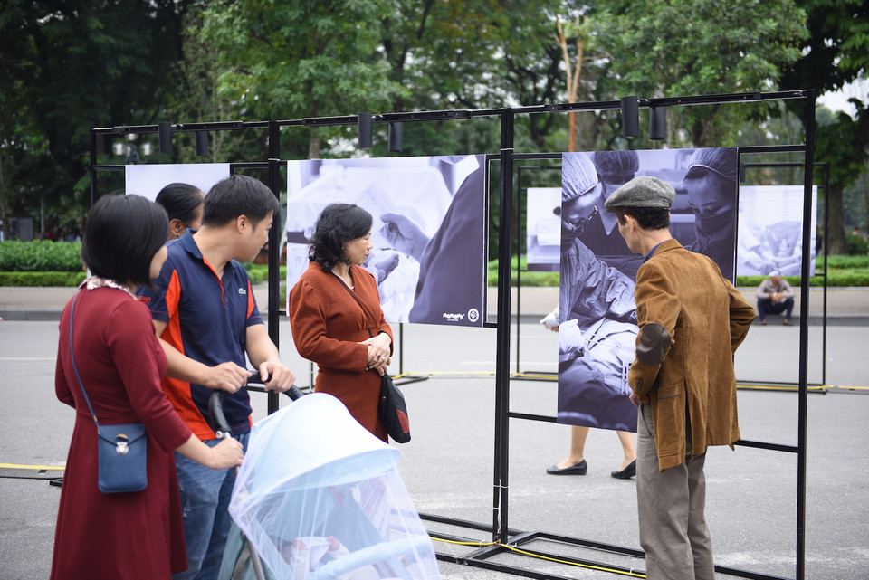 Ban tổ chức cho hay, ý tưởng bộ ảnh bắt nguồn từ việc muốn truyền tải thông điệp tới các bố mẹ sắp sinh con rằng hãy hòa mình với hành trình sinh nở, vì đây là khoảnh khắc tuyệt vời trong cuộc đời mỗi người. (Ảnh: PV/Vietnam+)