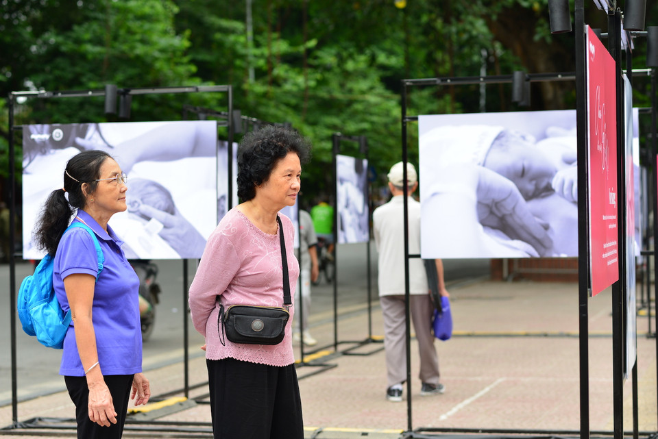 Tại triển lãm, ông Vũ Bá Quyết - Nguyên Giám đốc bệnh viện Phụ sản Trung ương chia sẻ: 'Tôi mong muốn tất cả các ông bố, bà mẹ chuẩn bị sinh em bé bớt lo lắng, căng thẳng để cảm nhận được hết những niềm hạnh phúc khi sinh nở với tâm thế của người luôn ngập tràn hạnh phúc. Những suy nghĩ và cảm xúc tích cực, đầy chủ động và thư giãn đó sẽ trở thành một liều 'thuốc giảm đau' giúp họ đỡ đau hơn, đỡ lo lắng hơn.'(Ảnh: PV/Vietnam+)