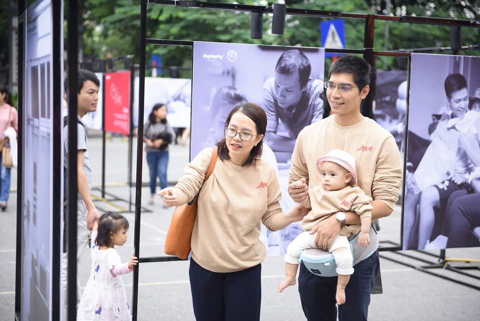 Bởi hành trình sinh con là một trải nghiệm vô giá của mỗi người cha, người mẹ với vô vàn những cung bậc cảm xúc khác nhau mà mỗi người chỉ được trải nghiệm một đến hai lần trong đời. (Ảnh: PV/Vietnam+)