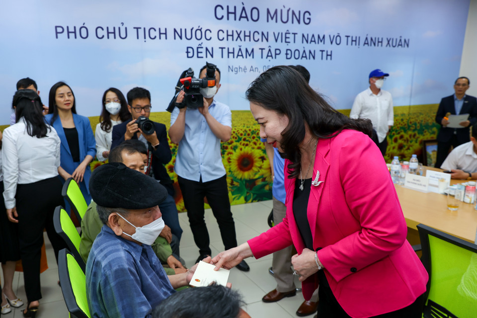 Phó Chủ tịch nước cũng ân cần hỏi thăm và tặng quà một số cán bộ lão thành, người có công trên địa bàn huyện. (Ảnh: Minh Sơn/Vietnam+)