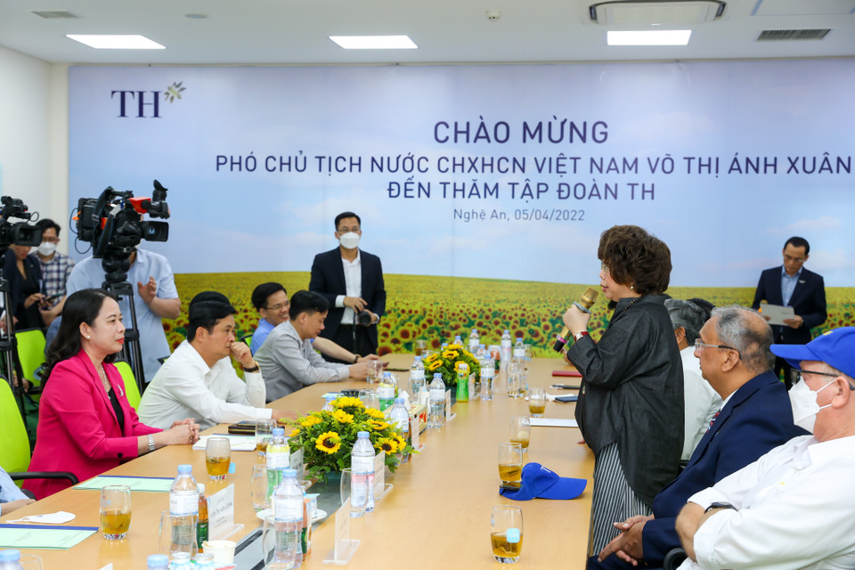 Giới thiệu về tầm nhìn, chiến lược và những thành tựu nổi bật của Tập đoàn TH trên mảnh đất Phủ Quỳ, bà Thái Hương cho biết trải qua một chặng đường sáng lập, xây dựng thương hiệu TH, đến nay, ly sữa TH đã có hành trình trải dài trong 10 năm. (Ảnh: Minh Sơn/Vietnam+)
