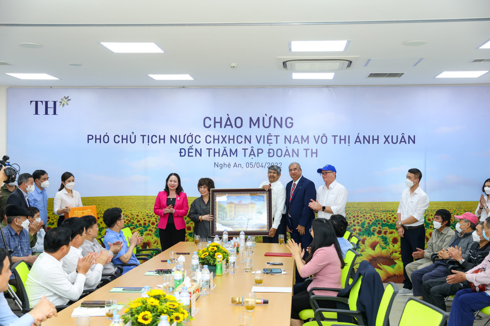 Phó Chủ tịch nước Võ Thị Ánh Xuân đã trao tặng phần quà lưu niệm cho Tập đoàn TH. (Ảnh: Minh Sơn/Vietnam+)