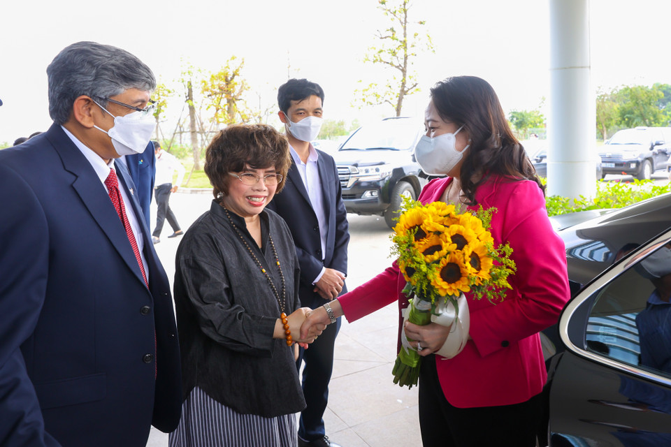 Chiều 5/4, nhân chuyến công tác tại tỉnh Nghệ An, Phó Chủ tịch nước Võ Thị Ánh Xuân đã đến thăm trang trại bò sữa tập trung của tập đoàn TH tại huyện Nghĩa Đàn. (Ảnh: Minh Sơn/Vietnam+)