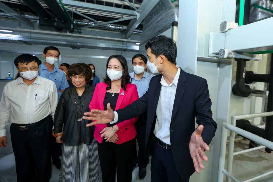 Nhân dịp này, Phó Chủ tịch nước cũng tham quan Nhà máy nước tinh khiết, thảo dược và hoa quả Núi Tiên - nằm dưới chân Núi Tiên - vùng đá núi lửa hàng triệu năm tuổi có mạch nước ngầm làm ra những chai nước tinh khiết TH true WATER. (Ảnh: Minh Sơn/Vietnam+)