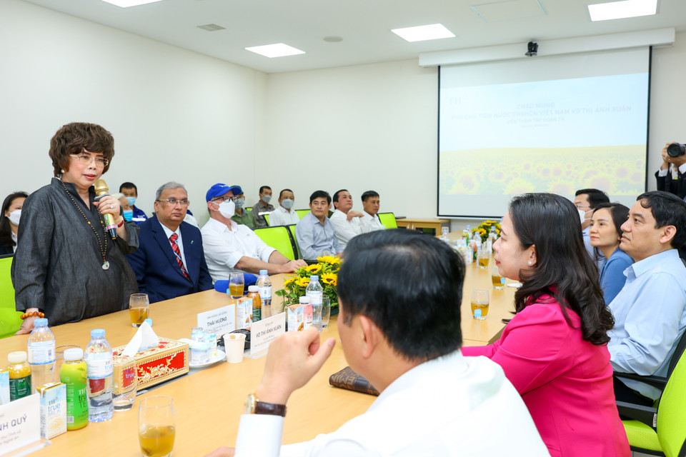 'Để có được ly sữa tươi sạch như ngày hôm nay, chúng tôi đã dùng công nghệ để chế ngự khó khăn, biến cái không thể trở thành lợi thế của mình. Và giờ đây, cụm trang trại bò sữa của chúng tôi đã được công nhận là lớn nhất thế giới. Với sản lượng bình quân 30 lít/con/ngày, thị phần sữa tươi của chúng tôi trên thị trường chiếm 45%, đứng đầu vị thế sữa tươi tại Việt Nam,' bà Thái Hương chia sẻ. (Ảnh: Minh Sơn/Vietnam+)