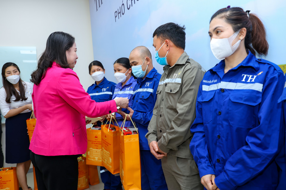 Phó Chủ tịch nước trao các phần quà cho các công nhân có hoàn cảnh khó khăn của tập đoàn TH. (Ảnh: Minh Sơn/Vietnam+)