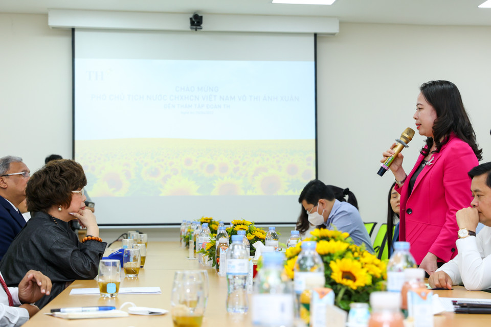 Đánh giá cao những thay đổi của huyện Nghĩa Đàn, Phó Chủ tịch nước Võ Thị Ánh Xuân cho biết trong sự thay đổi của huyện có đóng góp của các doanh nghiệp, đặc biệt là Tập đoàn TH - dưới sự lãnh đạo của bà Thái Hương, một người phụ nữ rất mạnh mẽ đã tạo ra những dự án, công trình hiện đại. (Ảnh: Minh Sơn/Vietnam+)